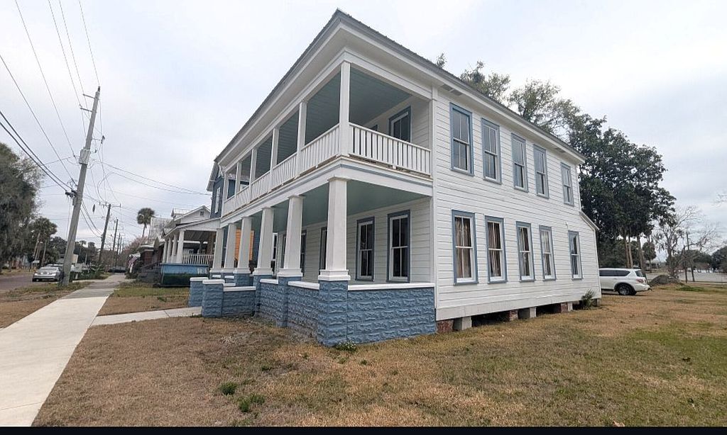 221 S 4th St - Property Image