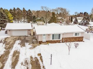 909 Citrus Ln, Cleveland, WI 53015