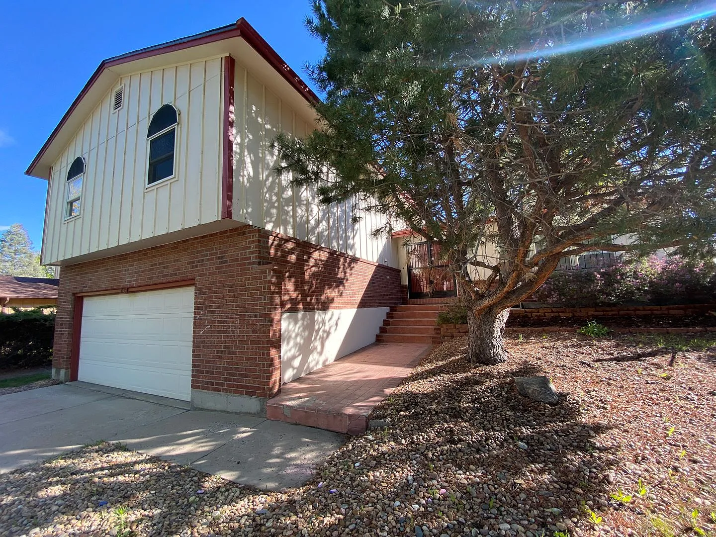 Spacious 4-Bed Rental in Aurora Featuring High Ceilings and Large Yard — Photo 2