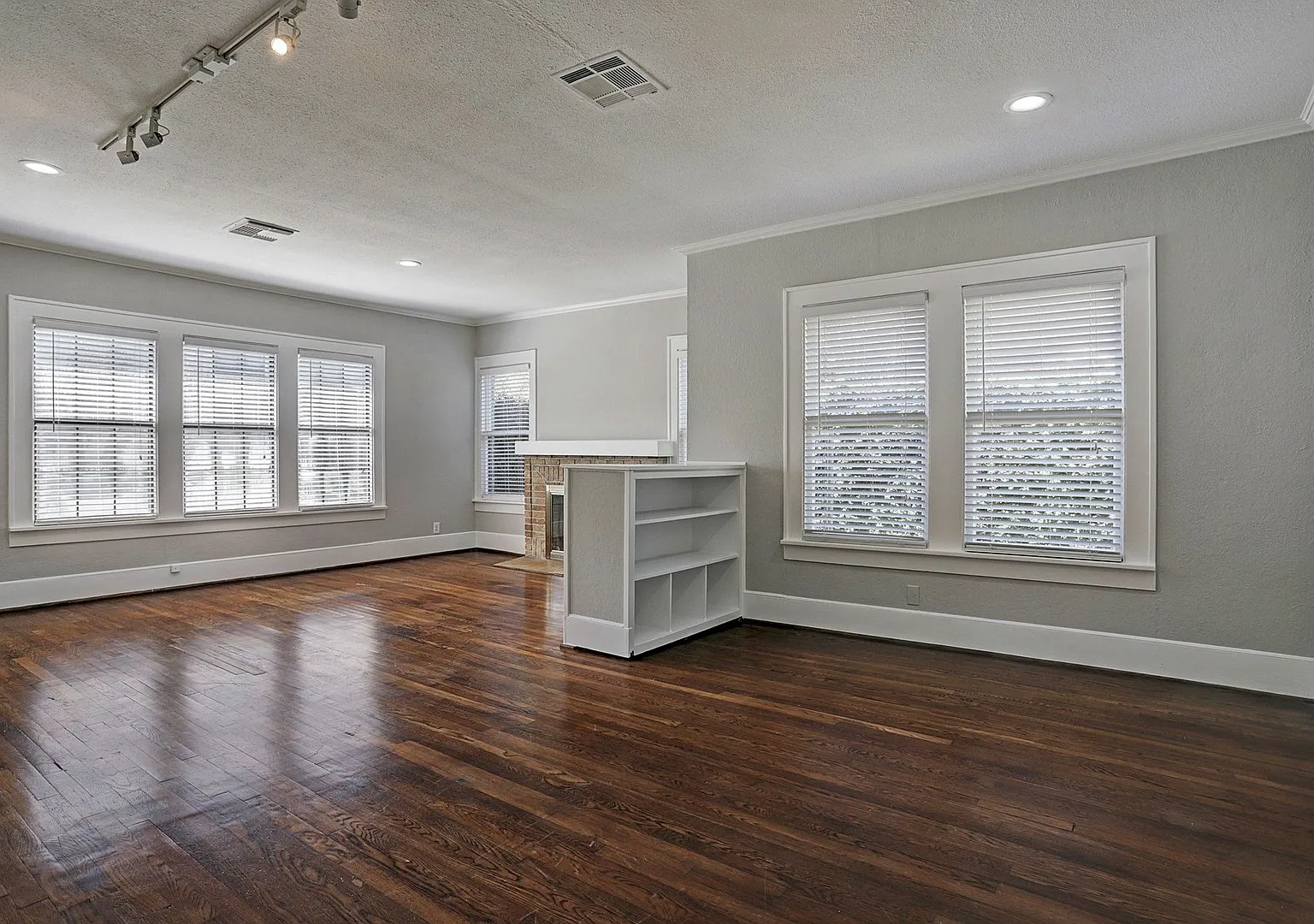 2 Bedroom House in Allen Parkway — Photo 2