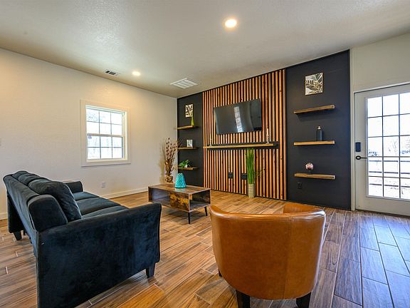 4th image of 372 County Line Rd