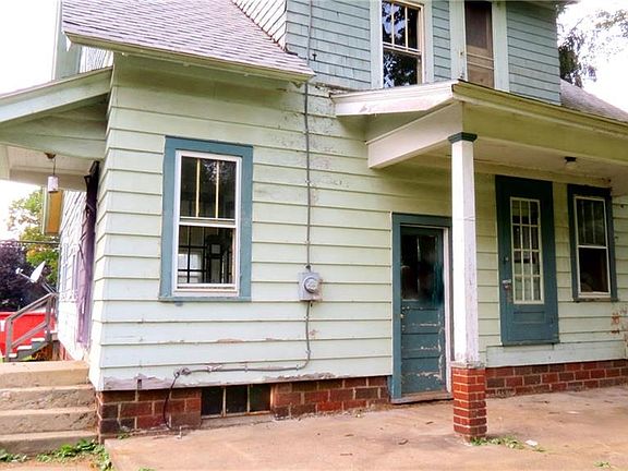 2nd image of 252 Main St