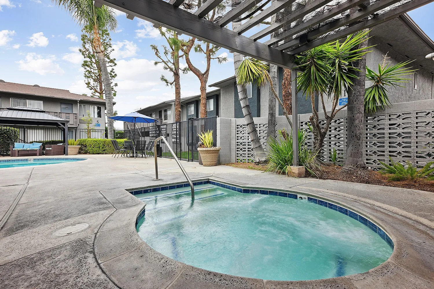 Loma Vista Apartments — Photo 2