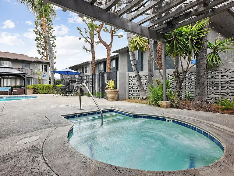 Loma Vista Apartments — Photo 2