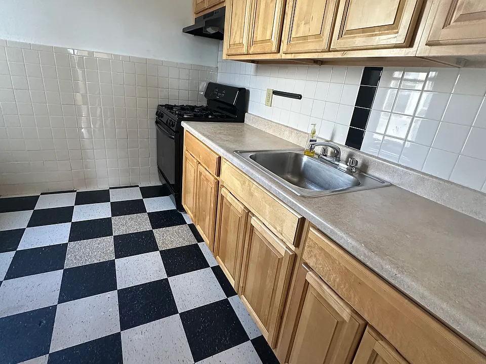 86 Bay 26th St