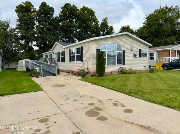 52211 Landsdowne Cir, Chesterfield, MI 48051