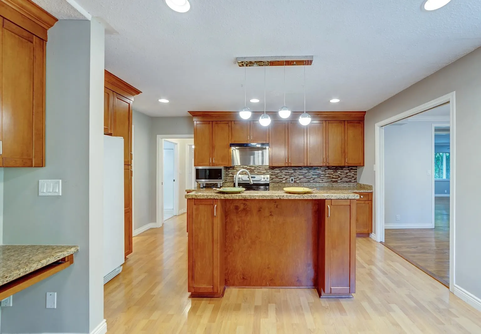 3 bed, 2001 sqft, $3,800 — Photo 2