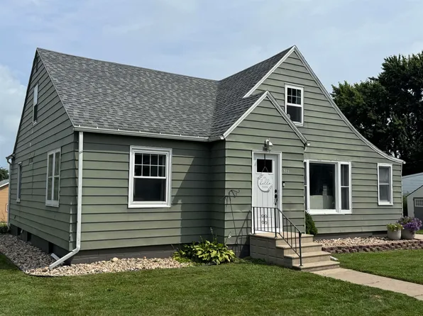 812 Caldwell St, Aplington, IA 50604