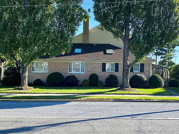 4th image of 301 E Adele Ave