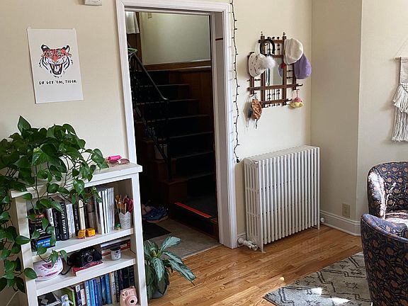 Living room to entrance