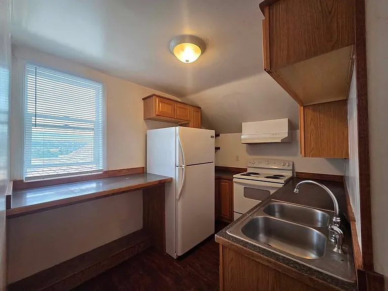 227 S Chelan Ave — Photo 2
