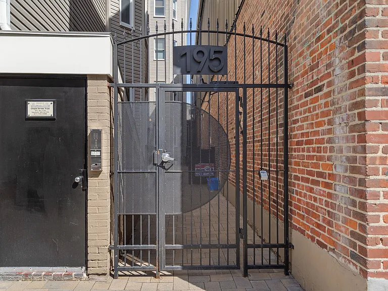 195 Green St #1 — Photo 4