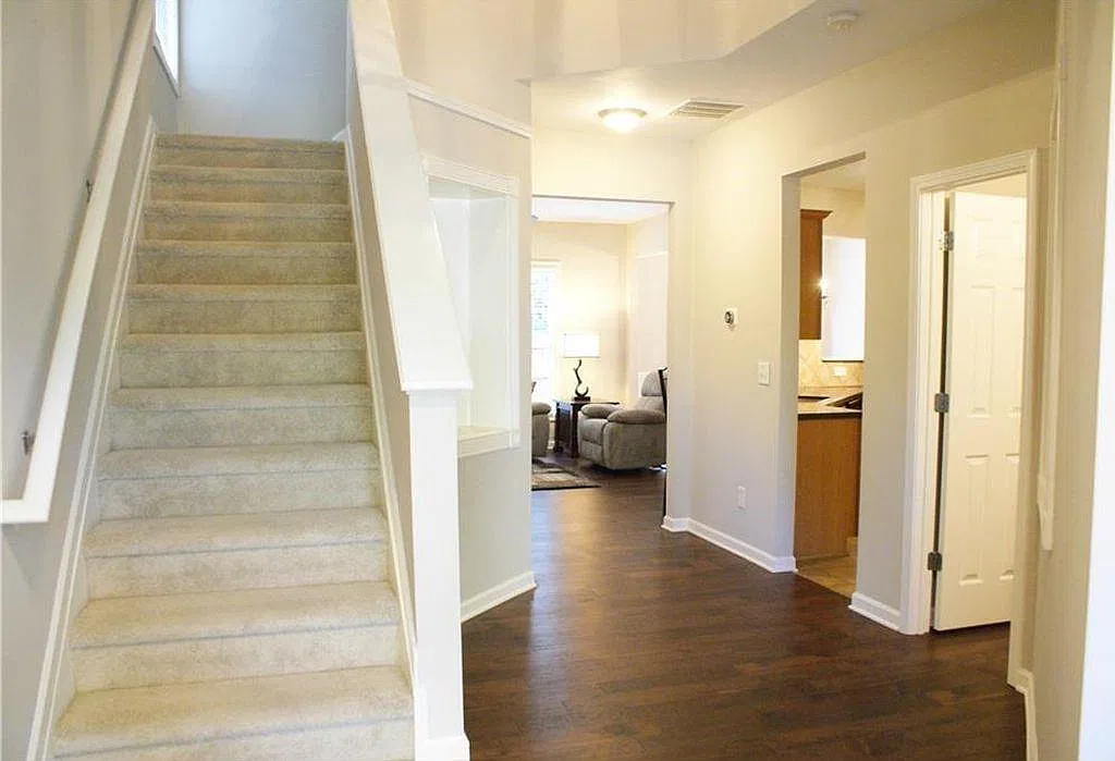 4 bed, 2.5 bath, 1975 sqft, $2,095 — Photo 3