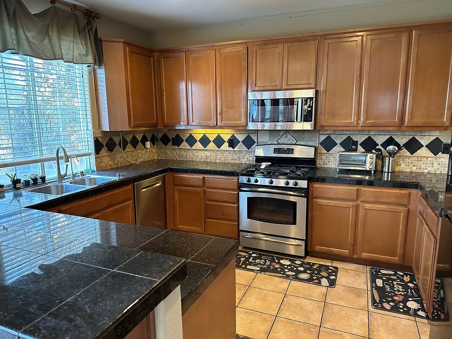 Beautiful and Spacious 4 Bedroom 2.5 Bath Home in South San Jose — Photo 2