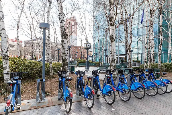 Sold by MNS | media 28