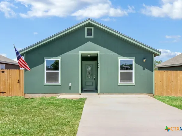 806 E 6th St, Nixon, TX 78140