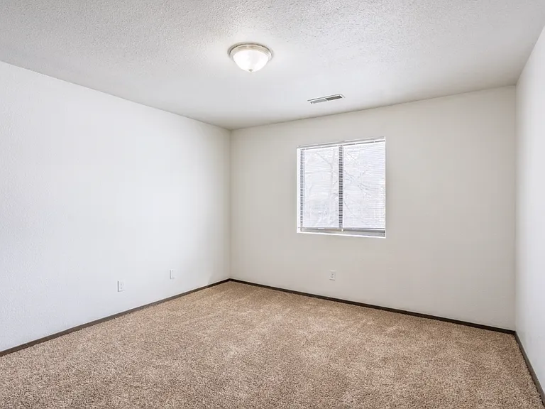 811-860 Hawkeye Dr — Photo 4