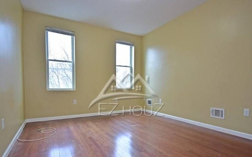 2nd image of 2316 E Madison St #1