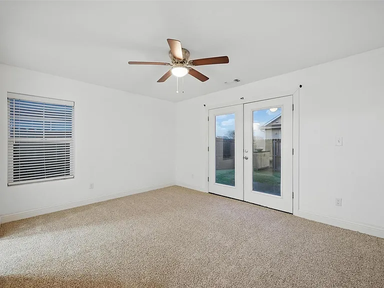 609 E Carter St — Photo 10