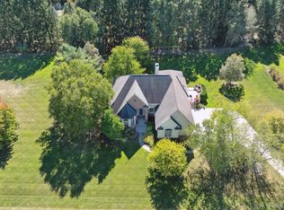 2868 Deer Ridge Dr, Milford, MI 48381