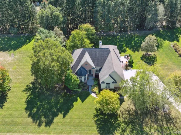 2868 Deer Ridge Dr, Milford, MI 48381