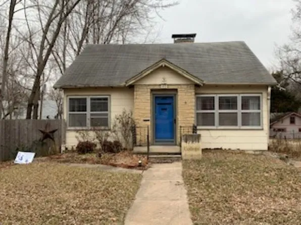 415 College St, Winfield, KS 67156