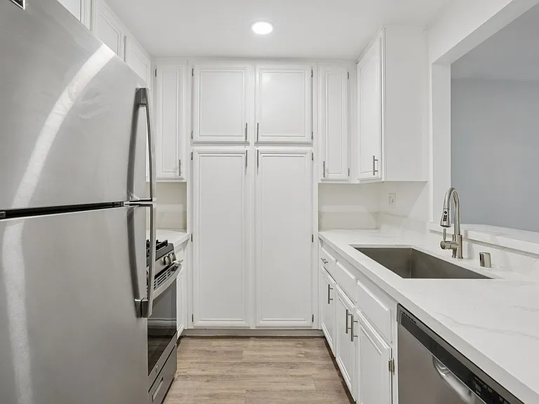 315 Virgil — Photo 33