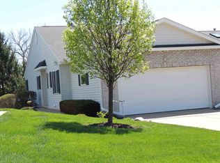 1112 Eagle View Ct, Le Claire, IA 52753