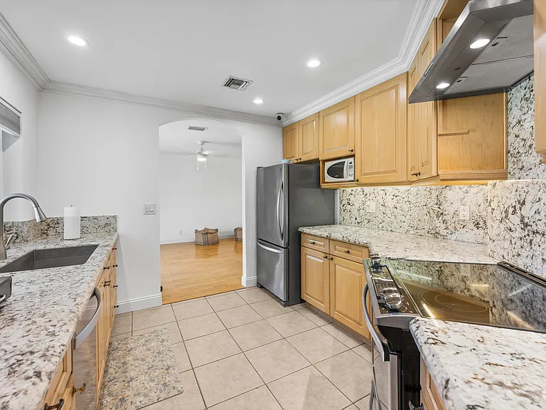 1051 NW 9th St — Photo 19