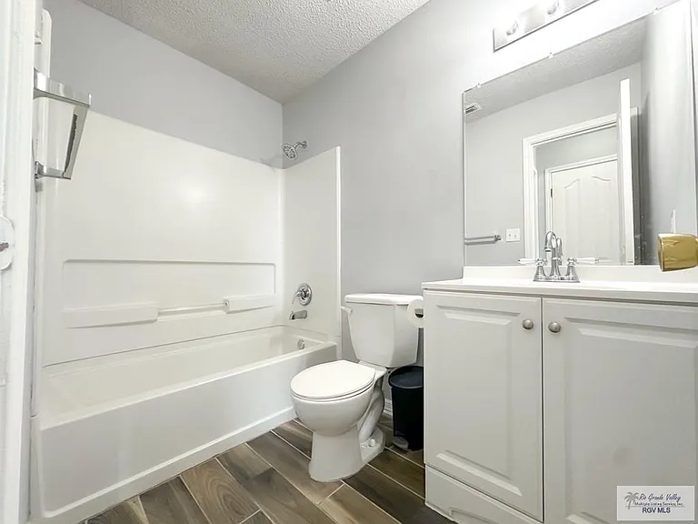 1013 Champlain Dr — Photo 8