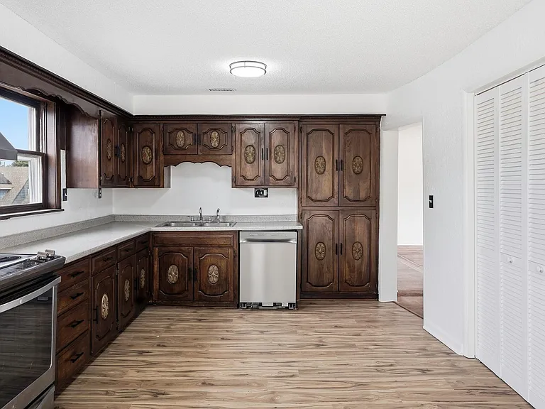 220 Brooklyn Ave — Photo 4