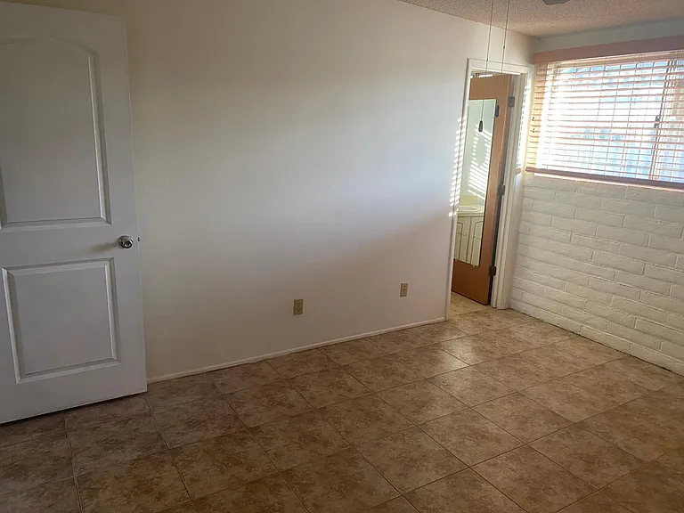 1021 W Edgewater Dr — Photo 5