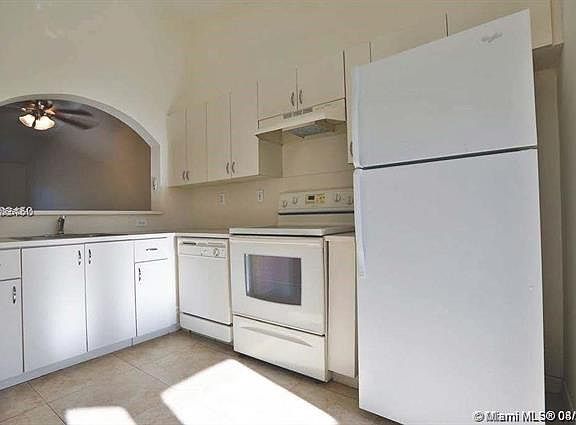 2nd image of 905 NE 34th Ave Unit 102