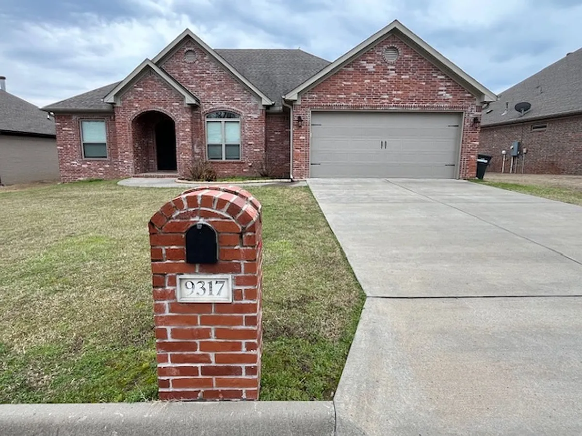 Building Photo - 9317 Oak Forest Ln