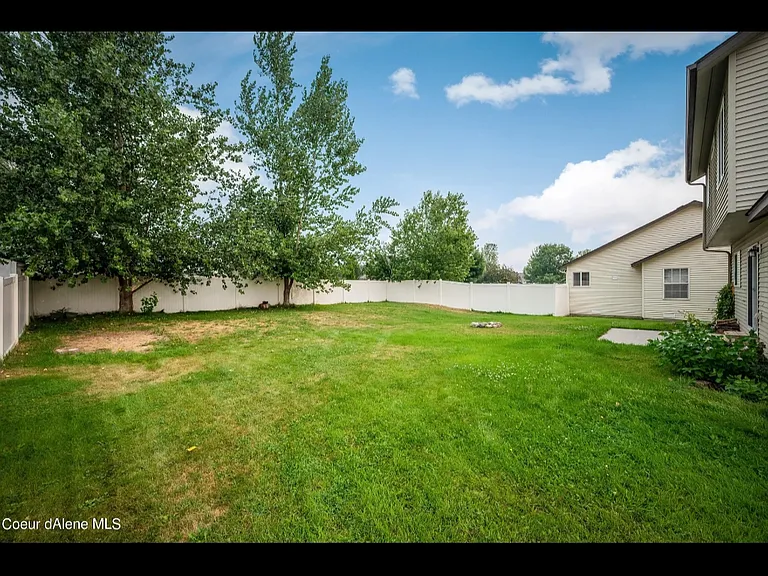 2635 W Wilbur Ave — Photo 2