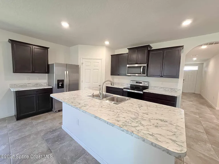 287 Guinevere Dr SW — Photo 3
