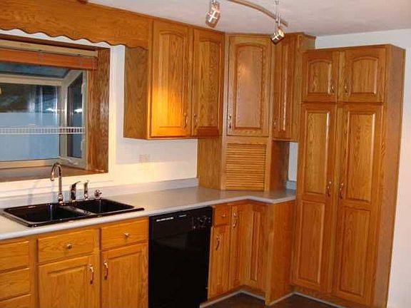 Kitchen: Beautifully updated w/ new paint & fixtures.