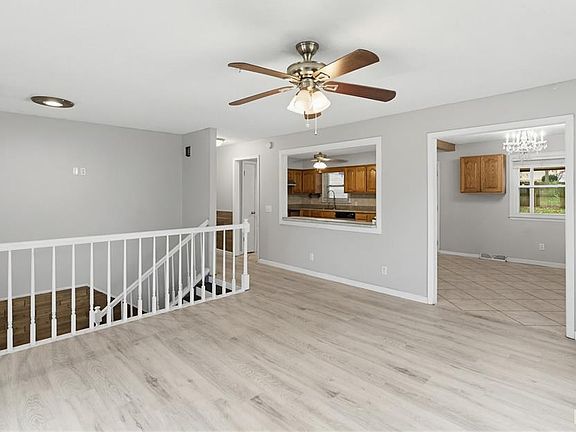 4th image of 902 Albert St