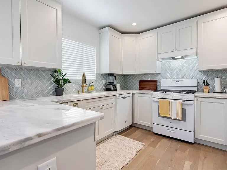 924 E Fairview Blvd — Photo 12