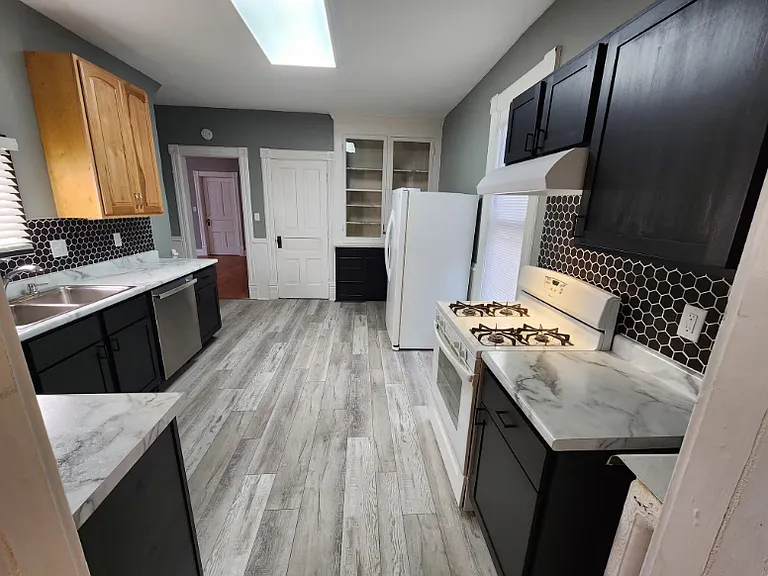 207 N 6th St #1 — Photo 8