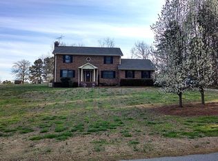 140 Sharcliff Rd, Cowpens, SC 29330