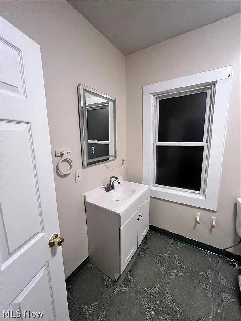 3 bed, 1.0 bath, 880 sqft, $1,350 — Photo 4