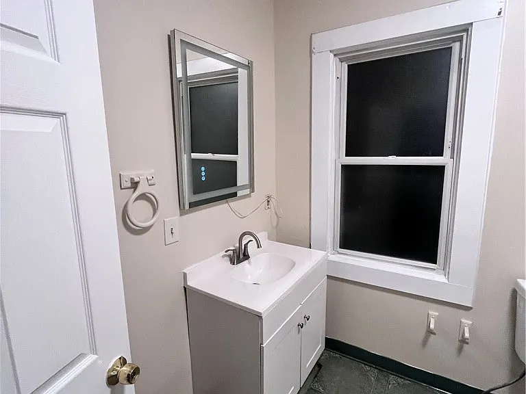 7516 Bancroft Ave — Photo 4