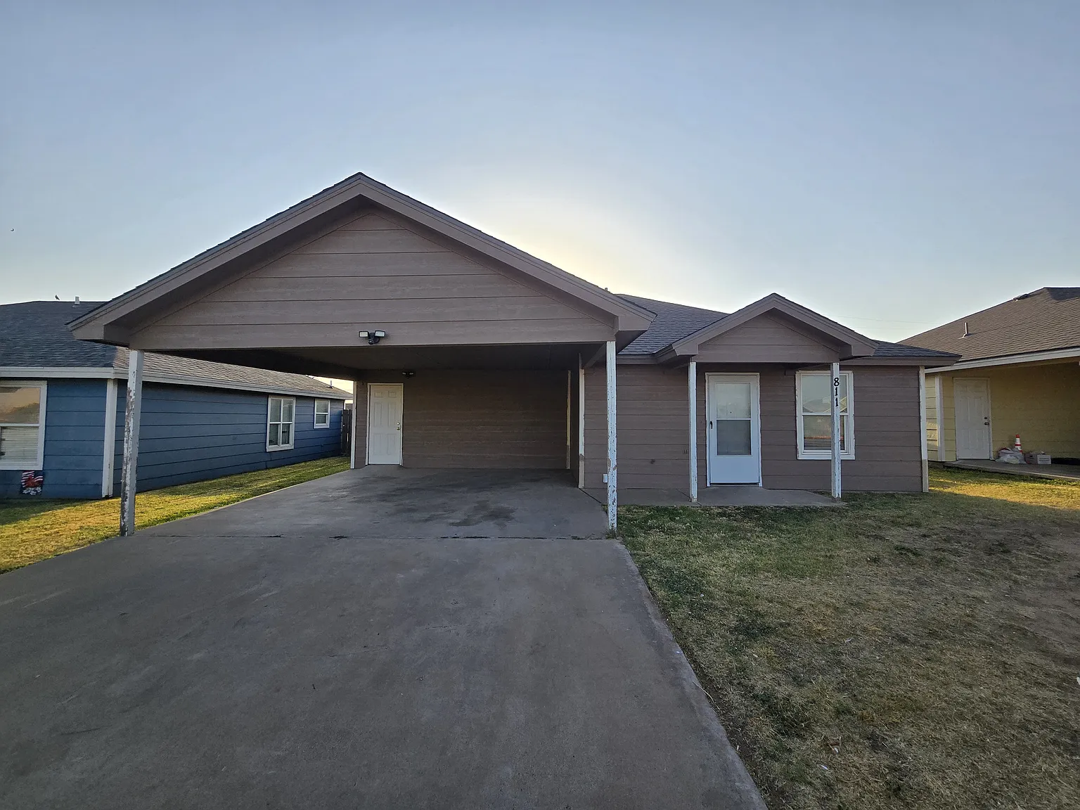 3 bed, 1.5 bath, 1100 sqft, $900 — Photo 1