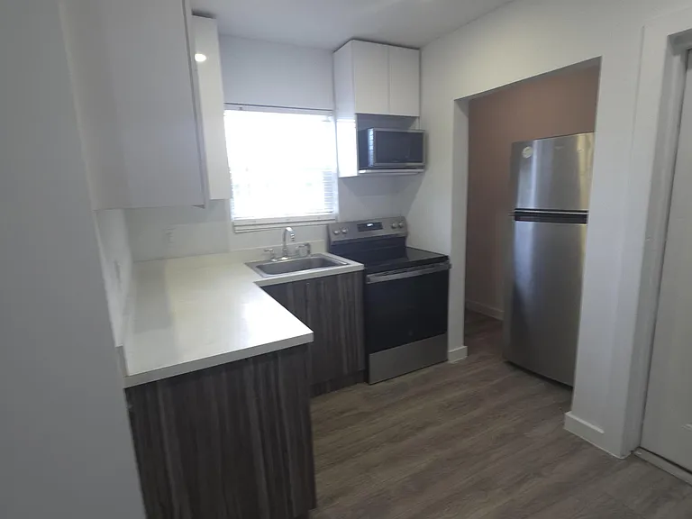 906 N Riverside Dr #1-9 — Photo 5