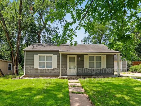 2517 SW Edgewater Ter, Topeka, KS 66614