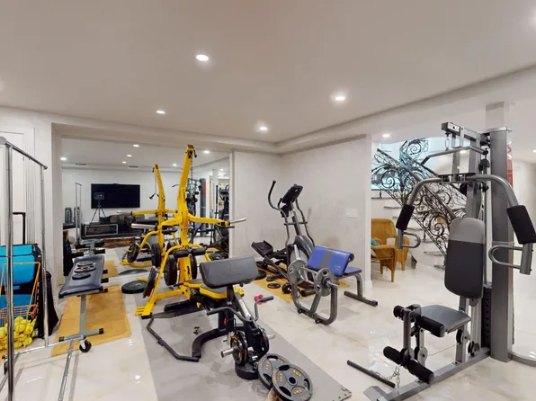 176 Irwin Street image 9 of 10