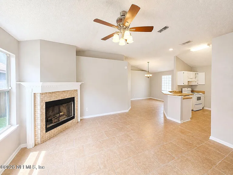1281 Independence Dr — Photo 3