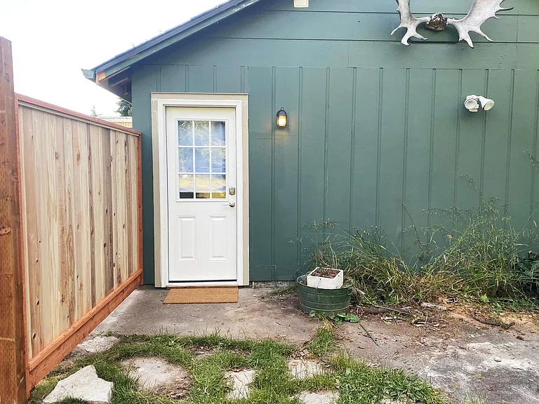 2515 E Ryan Dr #STUDIO — Photo 18