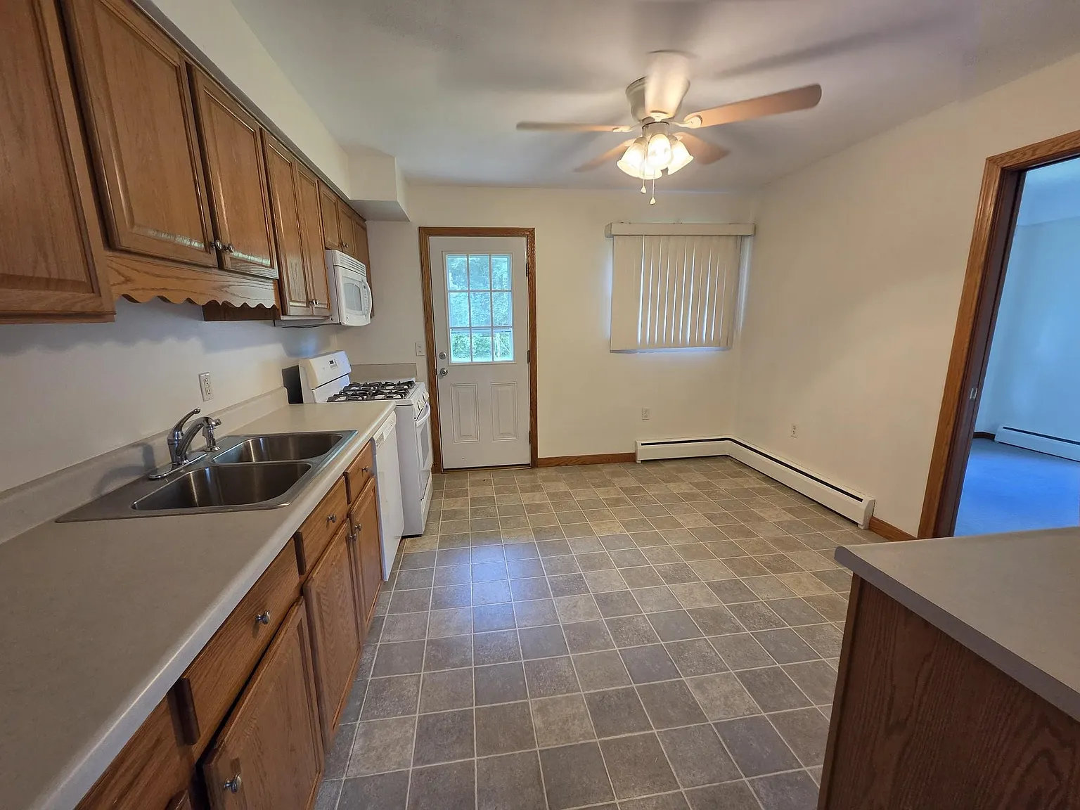 3 bed, 1.5 bath, 1789 sqft, $1,695 — Photo 4